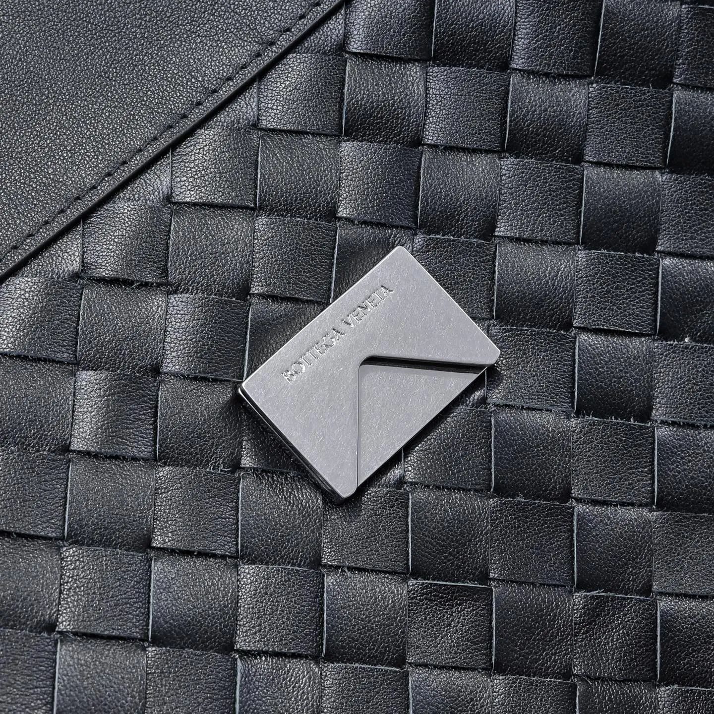 Batch 2960 BOTTEGA VENETA 2025 new men's ANDIAMO backpack Bottega Veneta's main recommendation is undoubtedly Andiamo. The first new favorite of 2025 is a men's splayed buckle bag. It can be seen that the designer has used many small ideas. The detachable cross-body strap is very convenient for elite office workers to carry their work diary. Reduce the burden on your hands when carrying office supplies. The interior is divided into two large compartments and a small zippered compartment. Unlike the women's model, the compartments here are not detachable. The fixed large single layer also makes it easier to pack lightly when going out to work and avoids the accumulation of too many small items. Style number: 5969 Size: 43*32*20cm